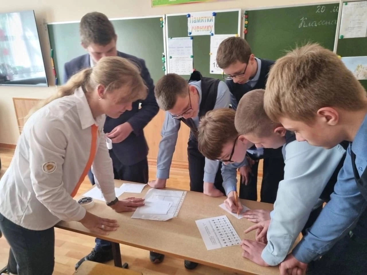 В Севской средней школе №1 активисты первичного отделения Движения Первых провели квест на знание истории образования пионерской организации