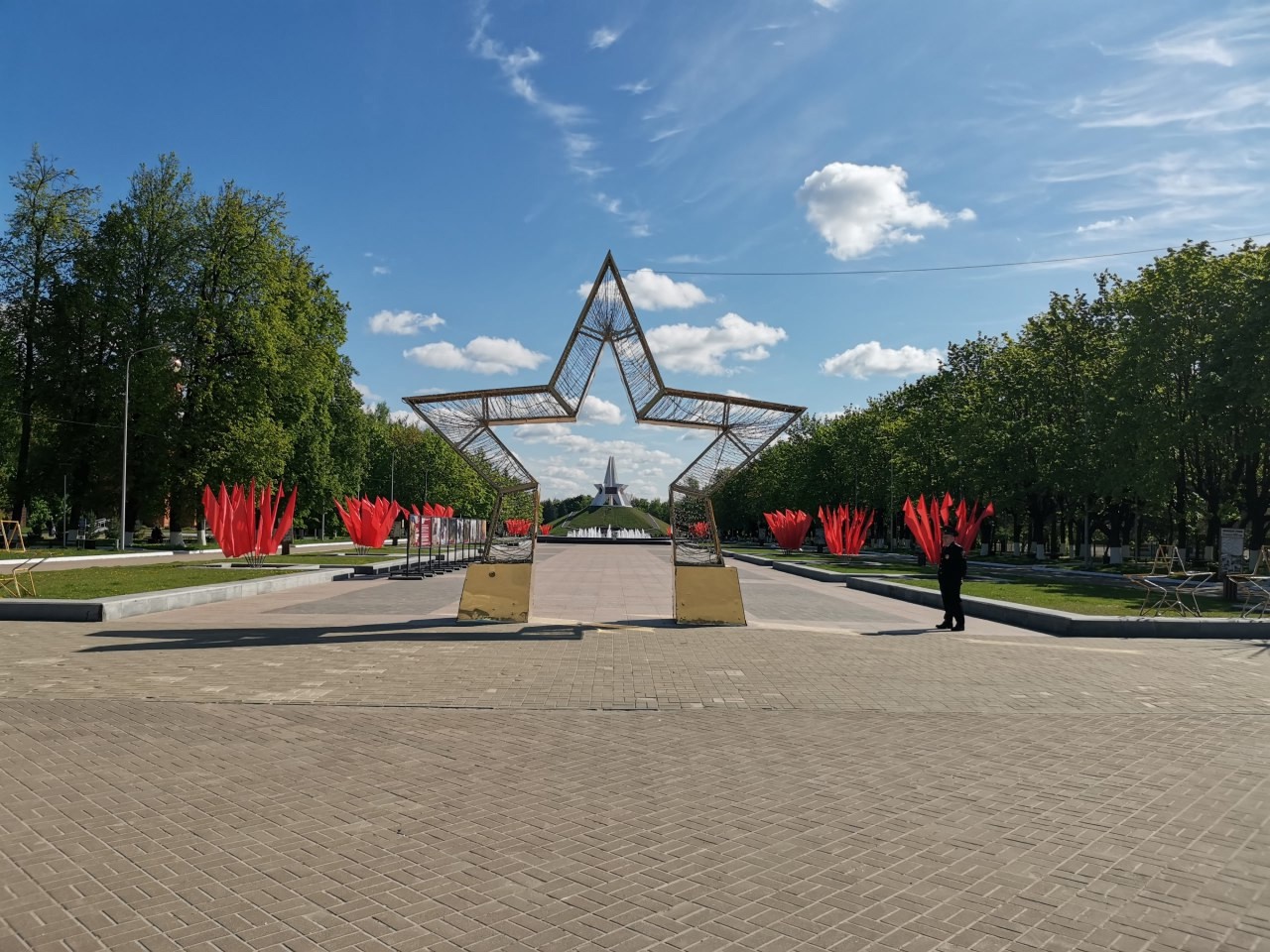 Брянский губернатор возложил цветы к стеле Воинской славы