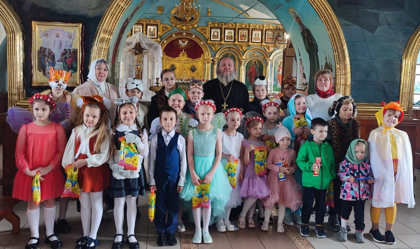 Воспитанники воскресной школы «Незабудка» храма Петра и Павла города Севска подарили прихожанам незабываемое выступление