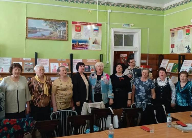 Севские библиотекари провели урок мужества «Нет в России семьи такой, где б не памятен был свой герой»