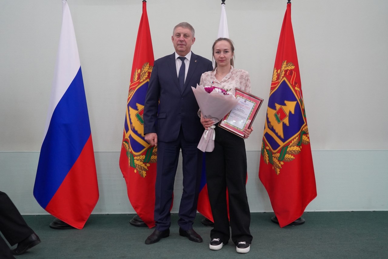 Александр Богомаз вручил награды и ключи от четырех квартир тренерам