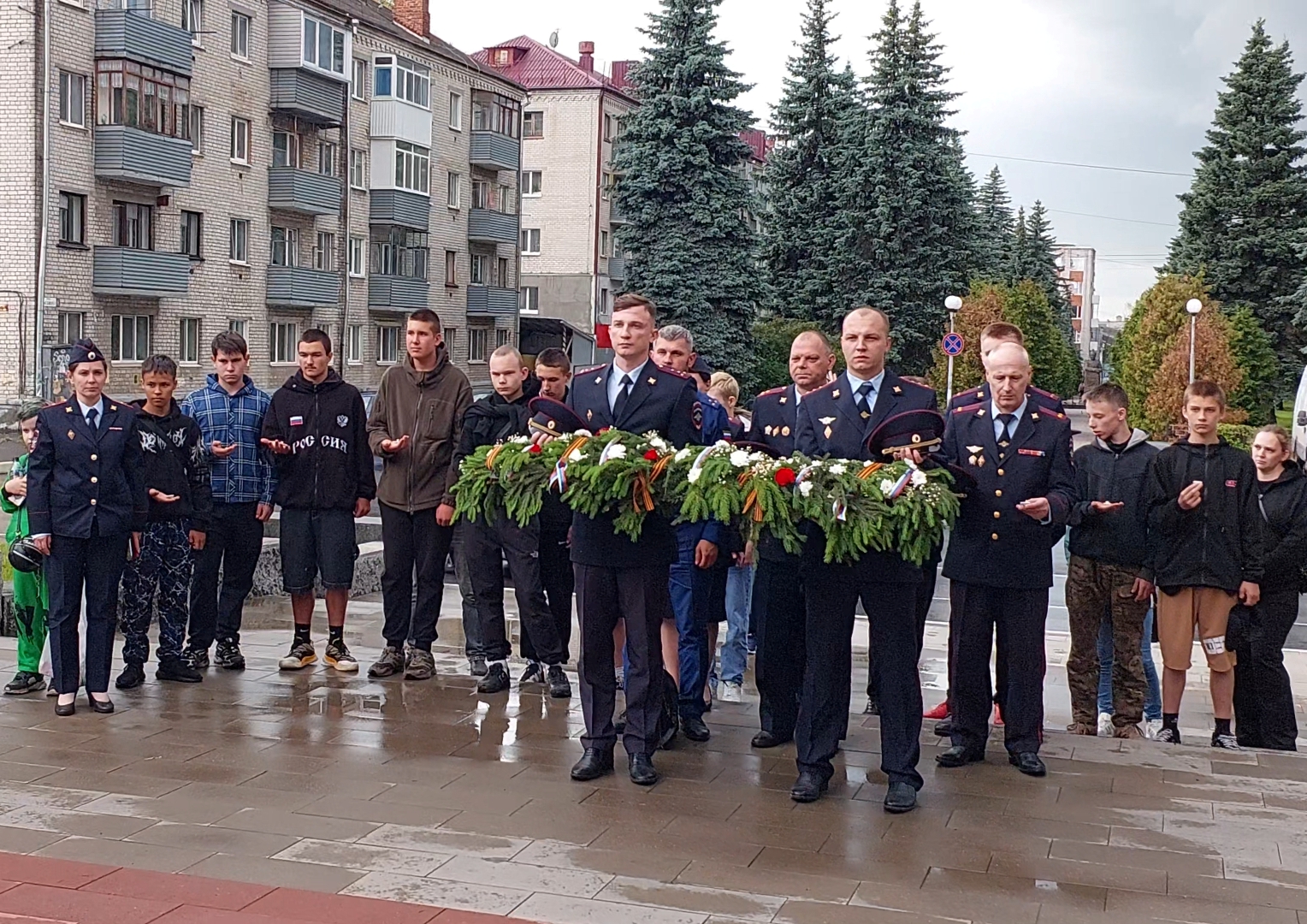 Транспортные полицейские Брянска вместе с подопечными подростками приняли участие во Всероссийской акции «Свеча Памяти»