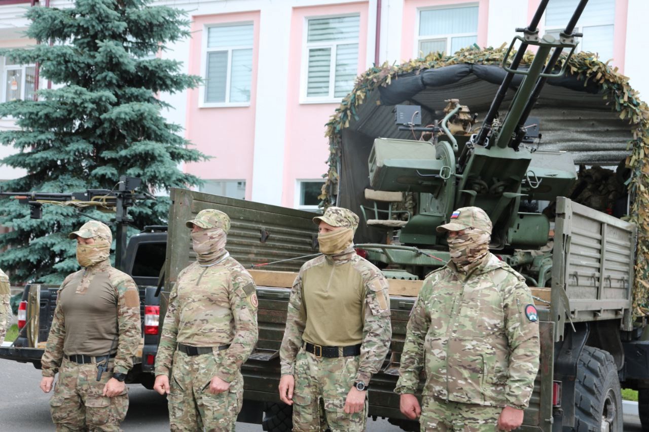 Александр Богомаз вручил сотрудникам Пограничного управления ФСБ России по Брянской области 16 тепловизионных прицельных наблюдательных комплексов