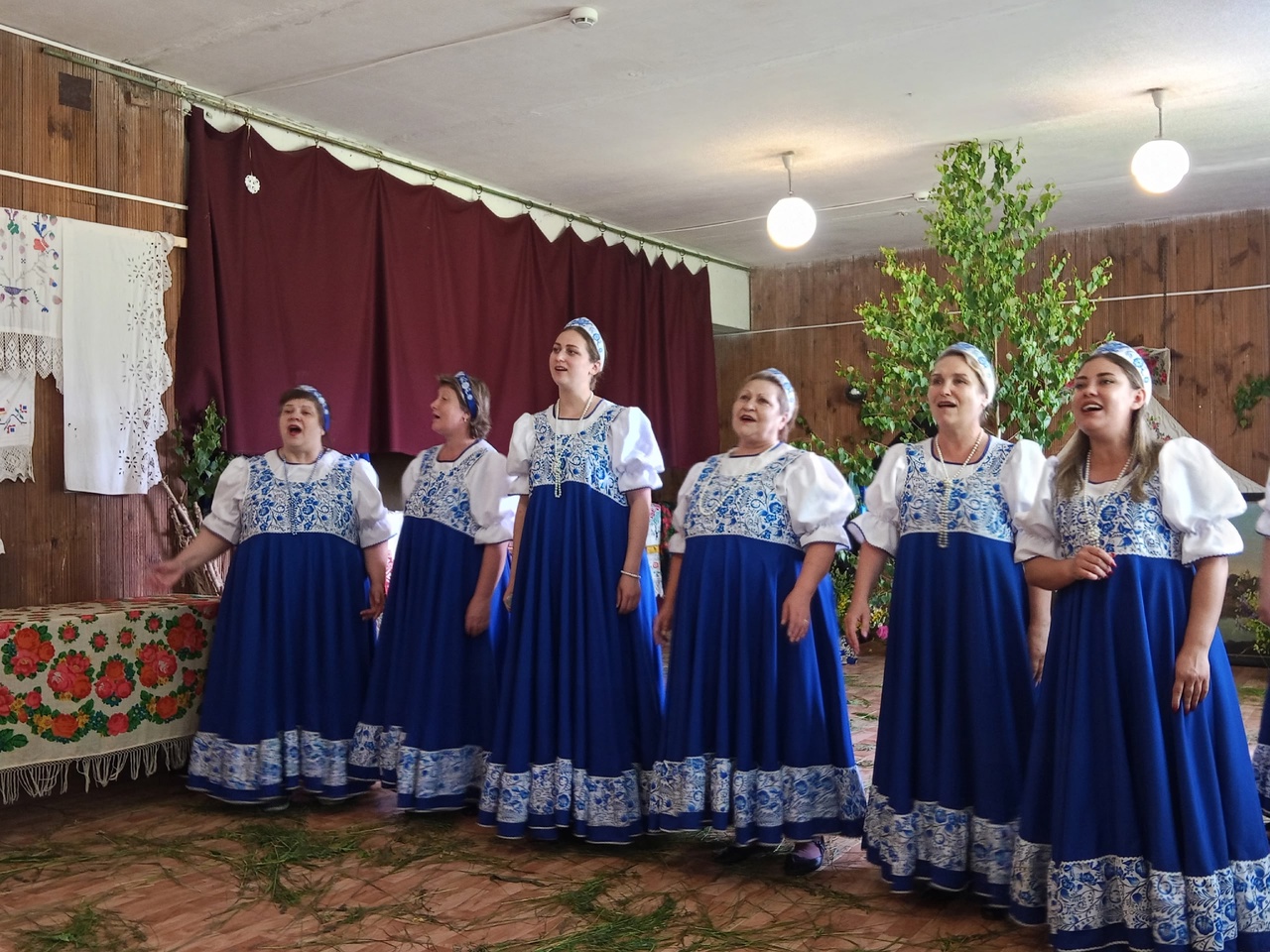 Специалисты культурно-досугового центра Севского района провели концертную программу «Троица»