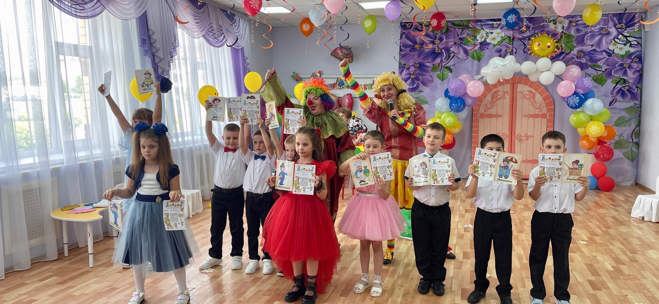 Весёлые клоуны КДЦ Севского района Клёпа и Ириска порадовали выпускников Детского сада №2