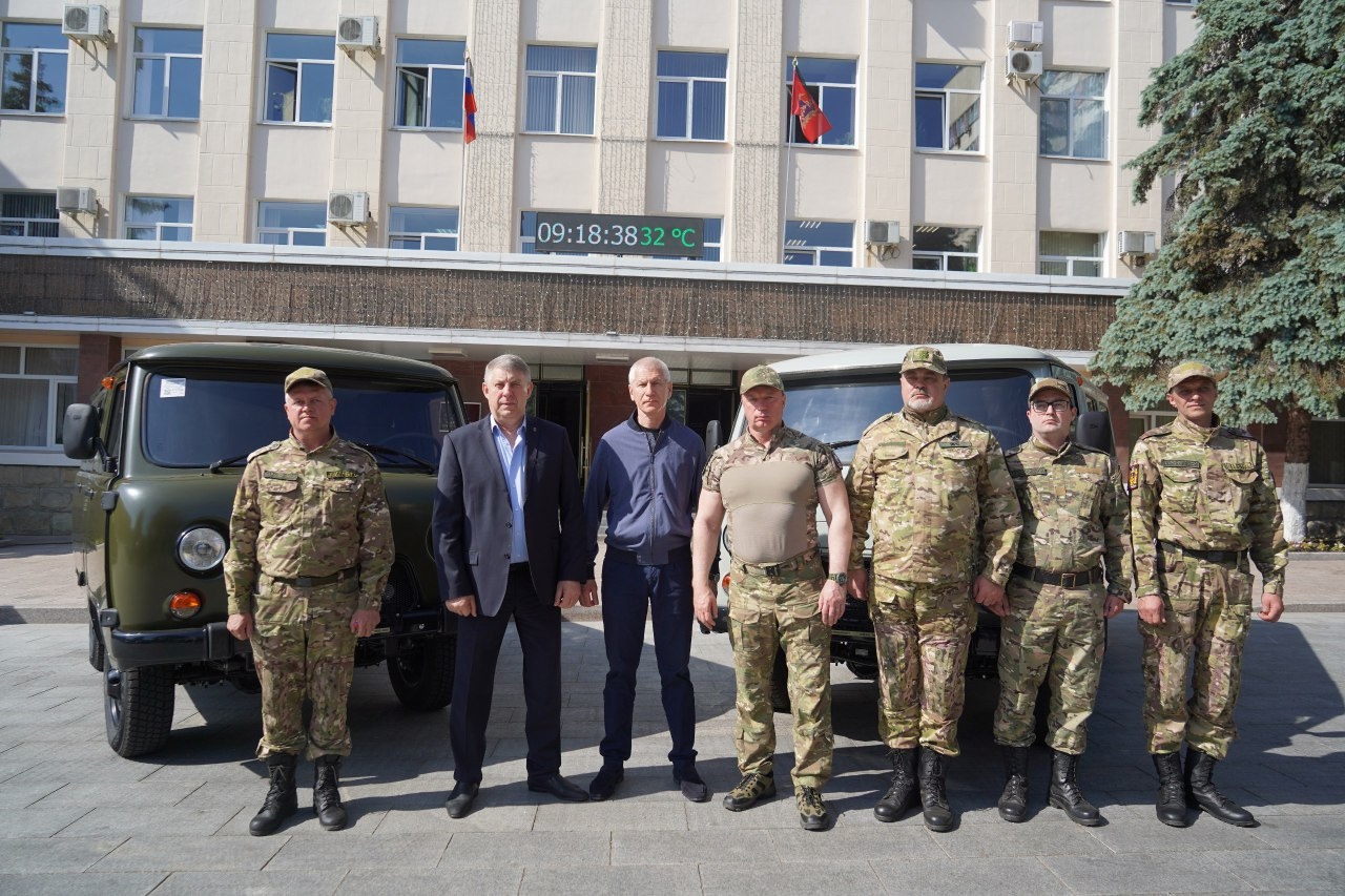 Бойцам бригады БАРС-Брянск вручили ключи от новых автомобилей