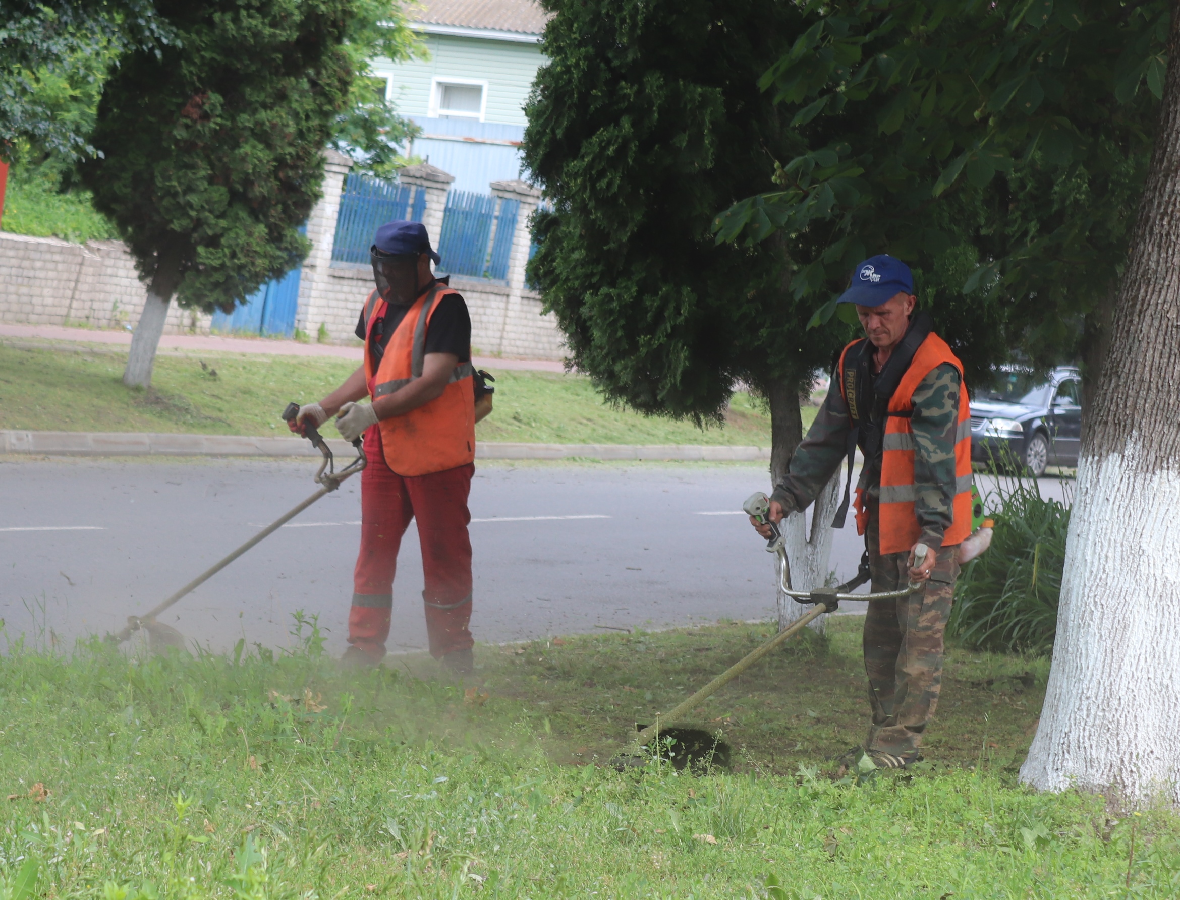 В Севске коммунальная служба наводит порядок на городских улицах