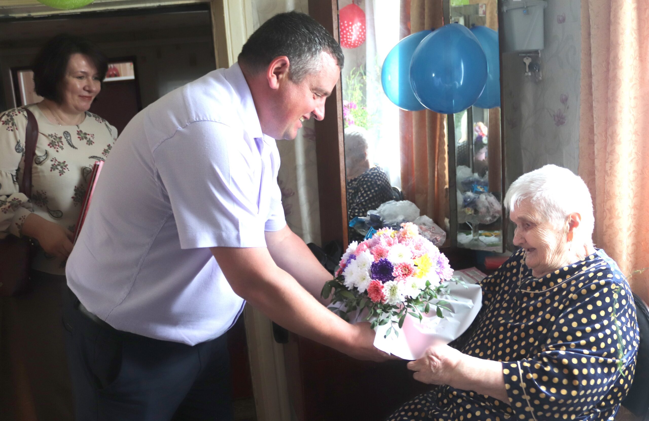 Руководители Севской районной администрации поздравили ветерана войны с 95-летием