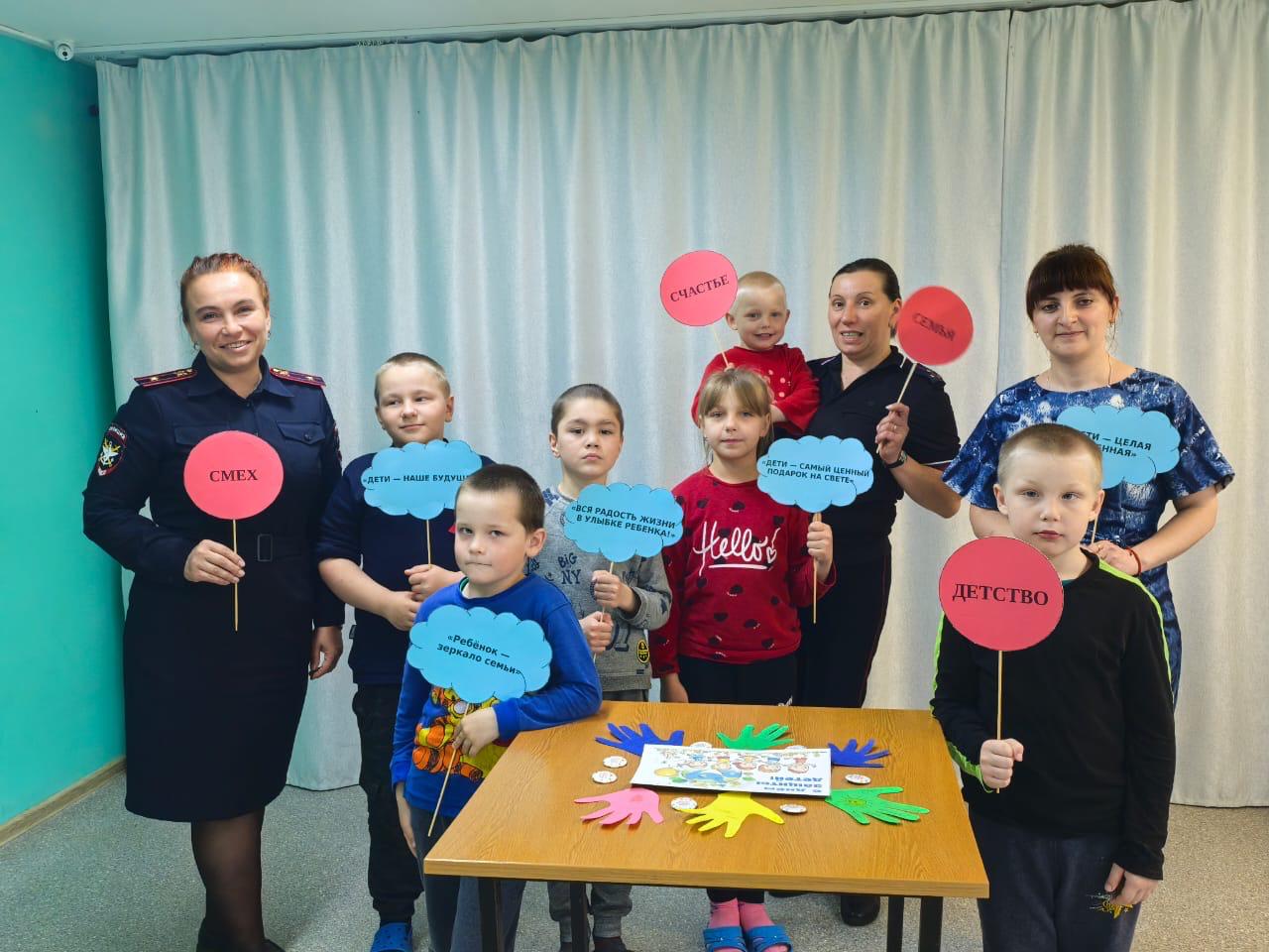 Транспортные полицейские ЛОП на железнодорожной станции Унеча провели праздничные мероприятия, посвященные «Дню защиты детей»