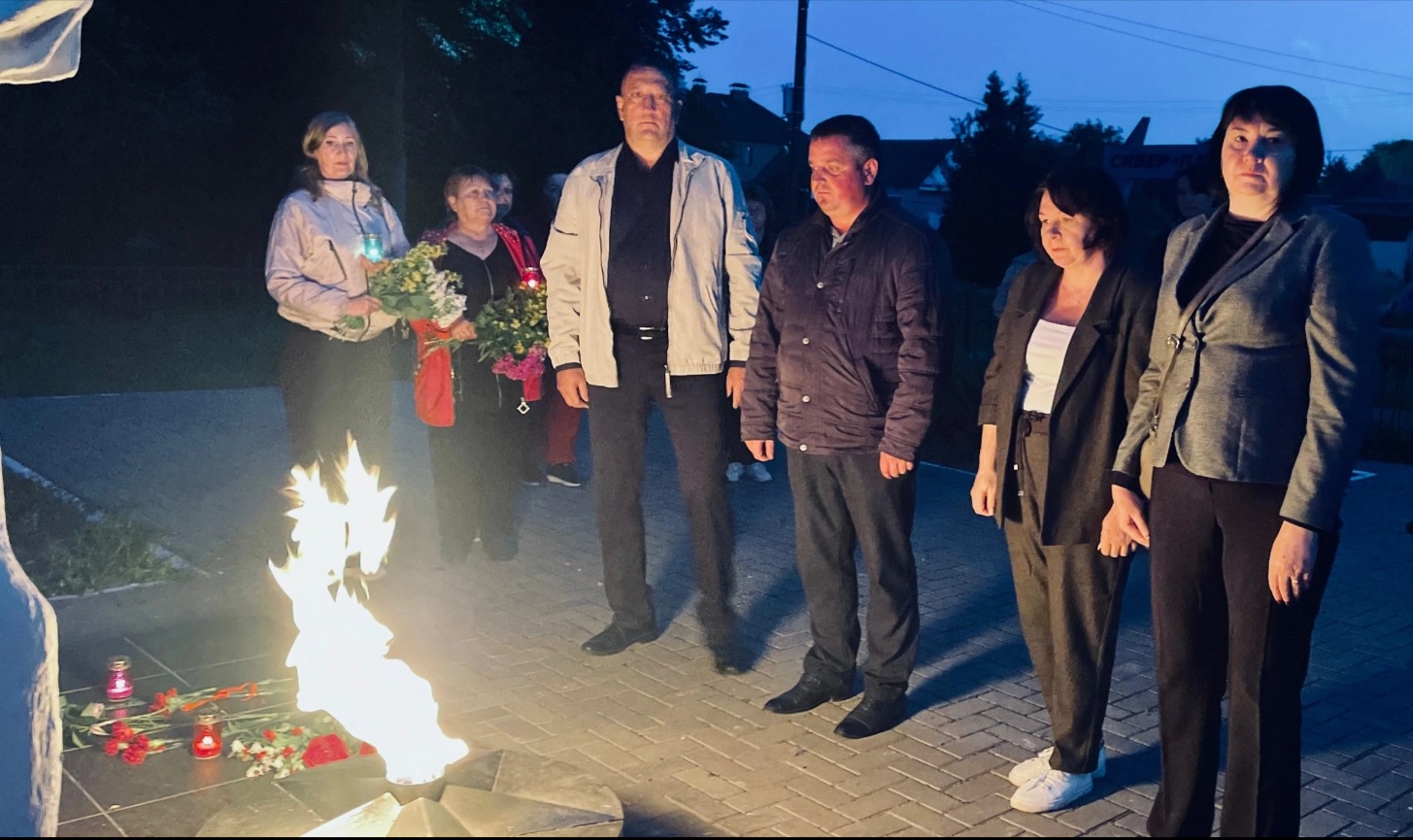 Руководители города и района зажгли свечи у мемориала в сквере «Память»