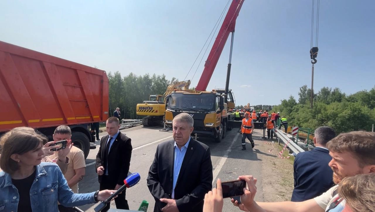 Продолжаются работы по ликвидации последствий на месте происшествия в Выгоничском районе