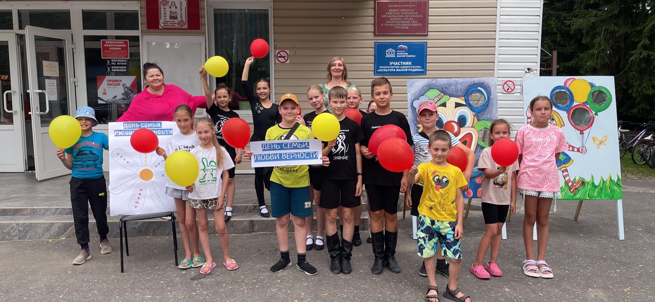 Специалисты МБУК «МРКДЦ» провели мастер-классы, посвященные Дню семьи, любви и верности