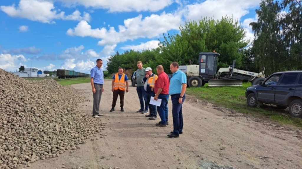 В поселке Комаричи продолжается капремонт улицы Колхозной
