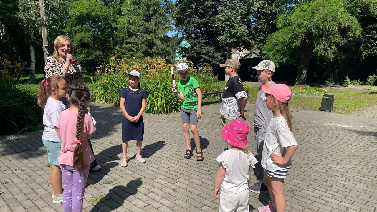 Специалисты культурно-досугового центра провели для детей города Севска познавательно – игровую программу «Порядок на дороге – это важно!»