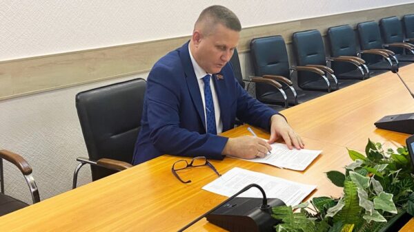 Геннадий Селебин представил в Избирательную комиссию документы для регистрации кандидатом на выборах Губернатора Брянской области