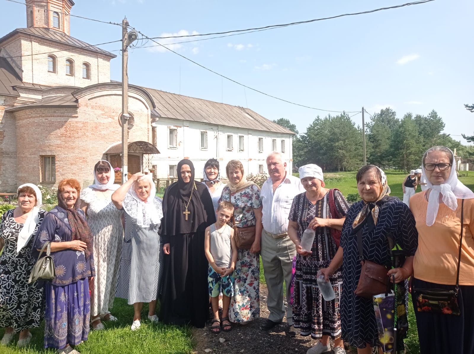 Члены женского клуба «Поговорим по душам» посетили Севский Спасо-Преображенский женский монастырь
