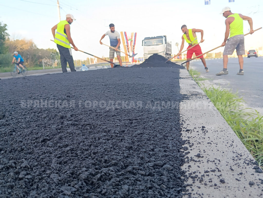 В Брянске на Московском проспекте асфальтируют разделительную полосу