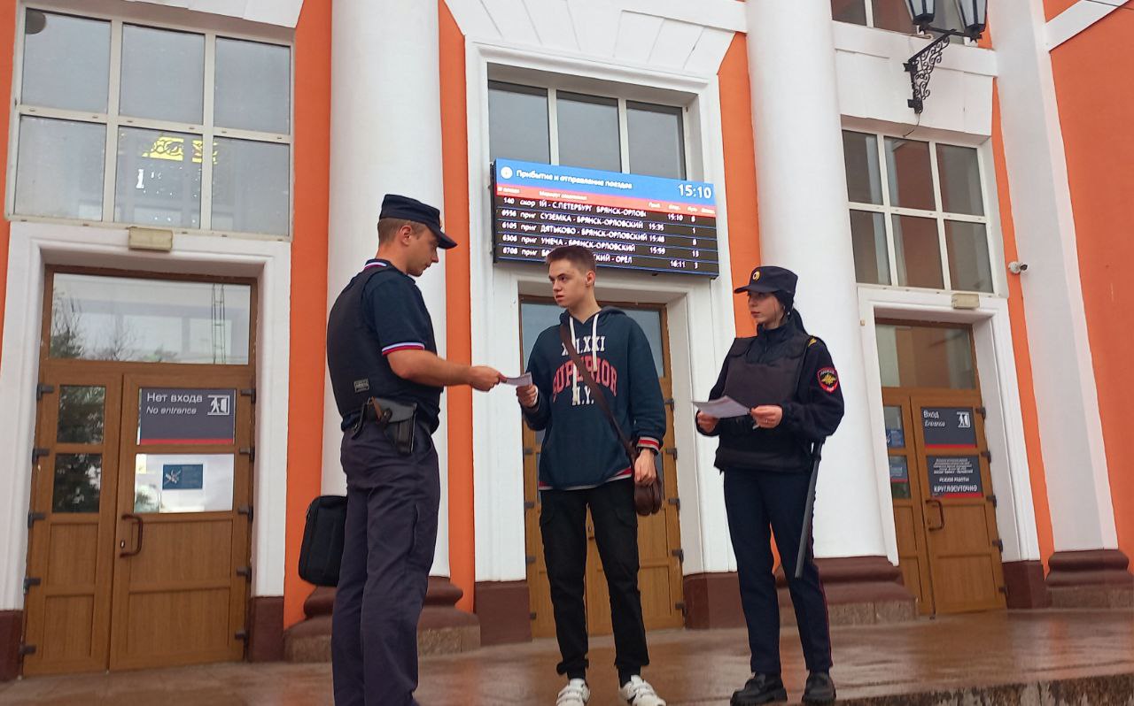 В Брянске транспортные полицейские напоминают гражданам правила кибербезопасности