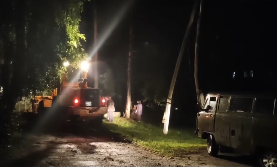 В брянском поселке Климово устраняют последствия урагана