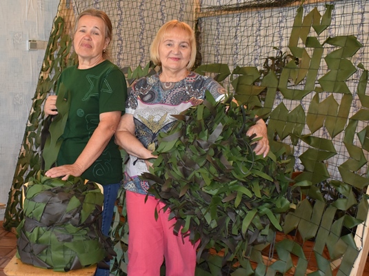 В Клетнянском районе активисты волонтерской группы «ZОV Клетня» сплели более восьмисот маскировочных сетей