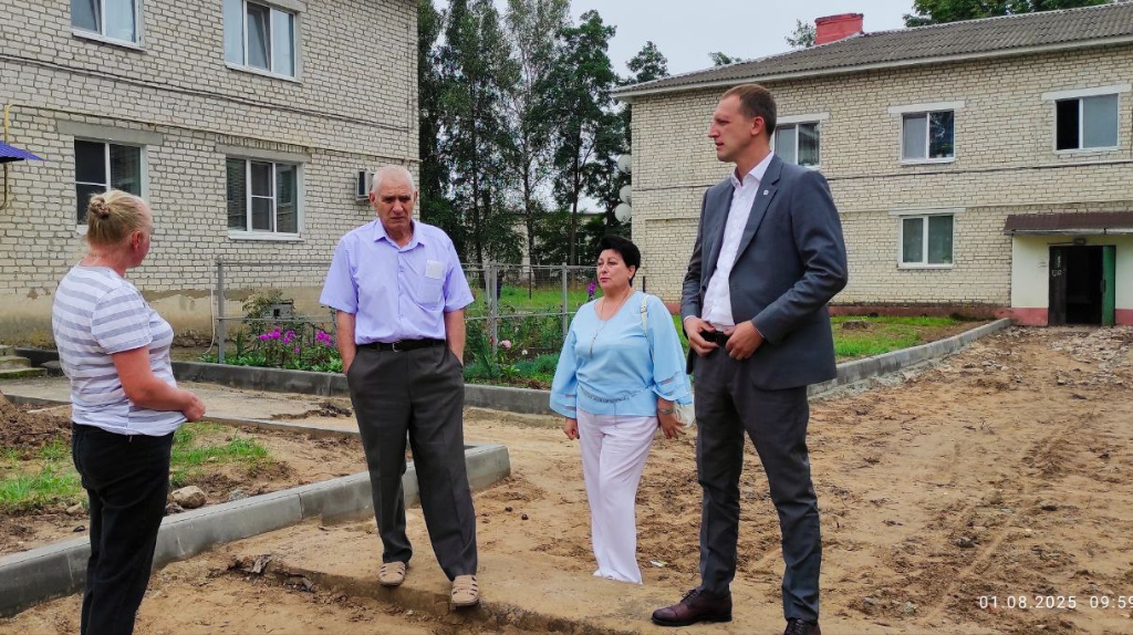 В брянском поселке Чемерна продолжается благоустройство двора по переулку Молодежному