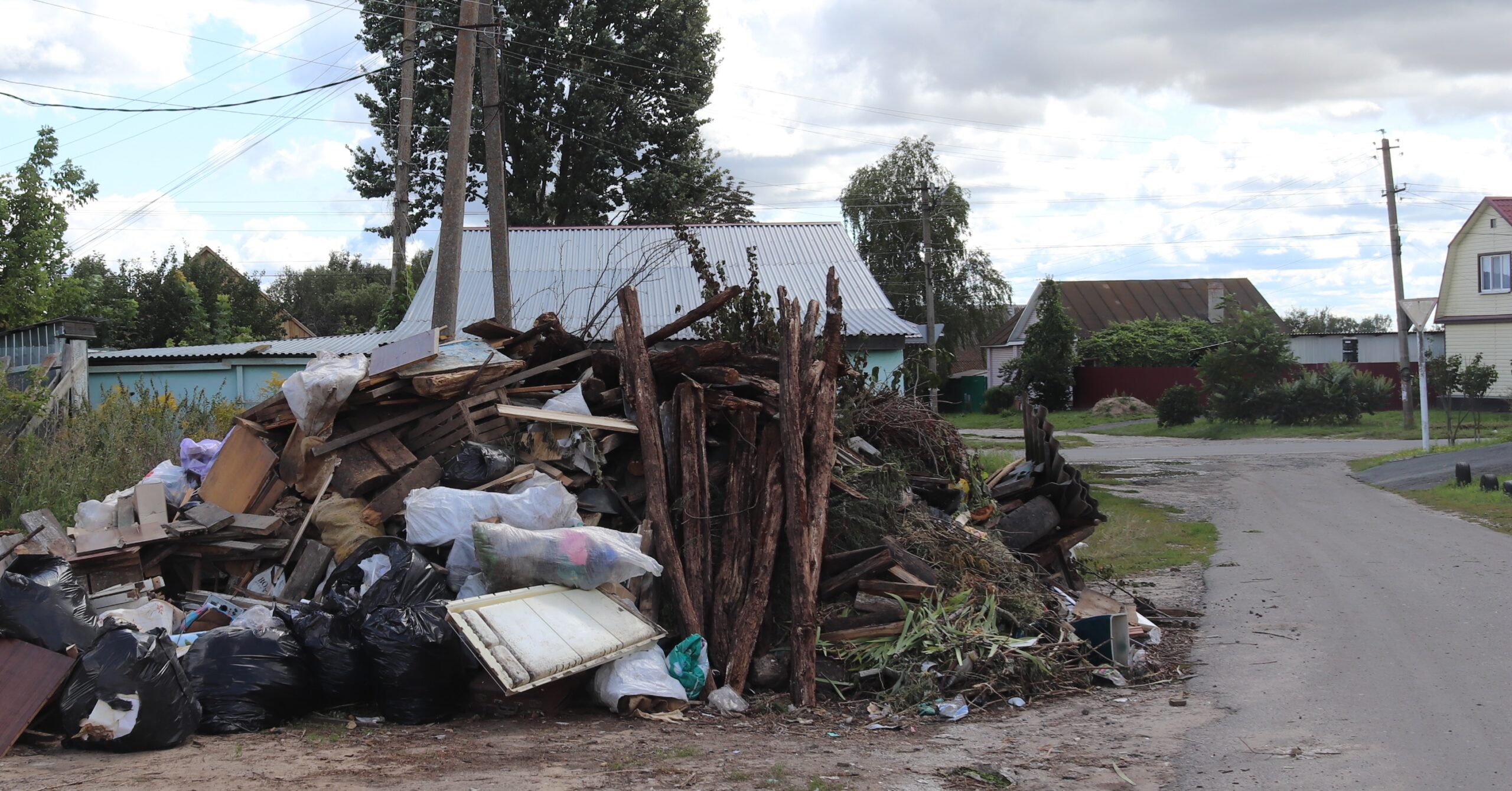 Складирование мусора на месте демонтированной площадки по улице Володарского запрещено
