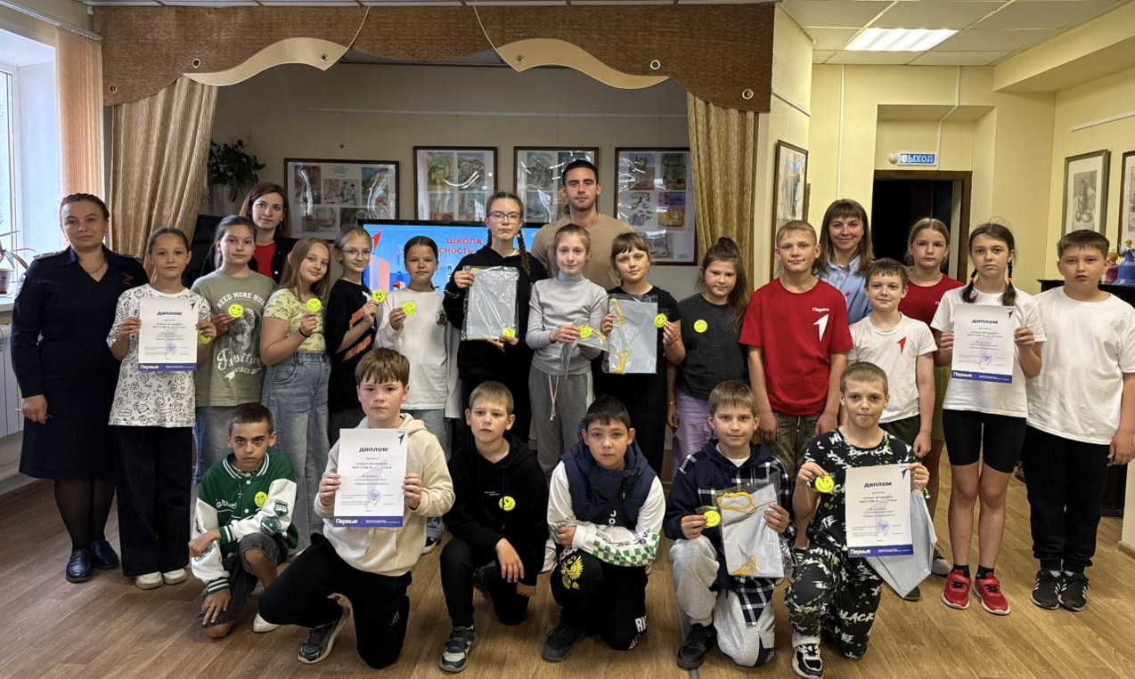 Транспортные полицейские Унечи и представители Движения Первых провели игру-квиз для детей городских школ