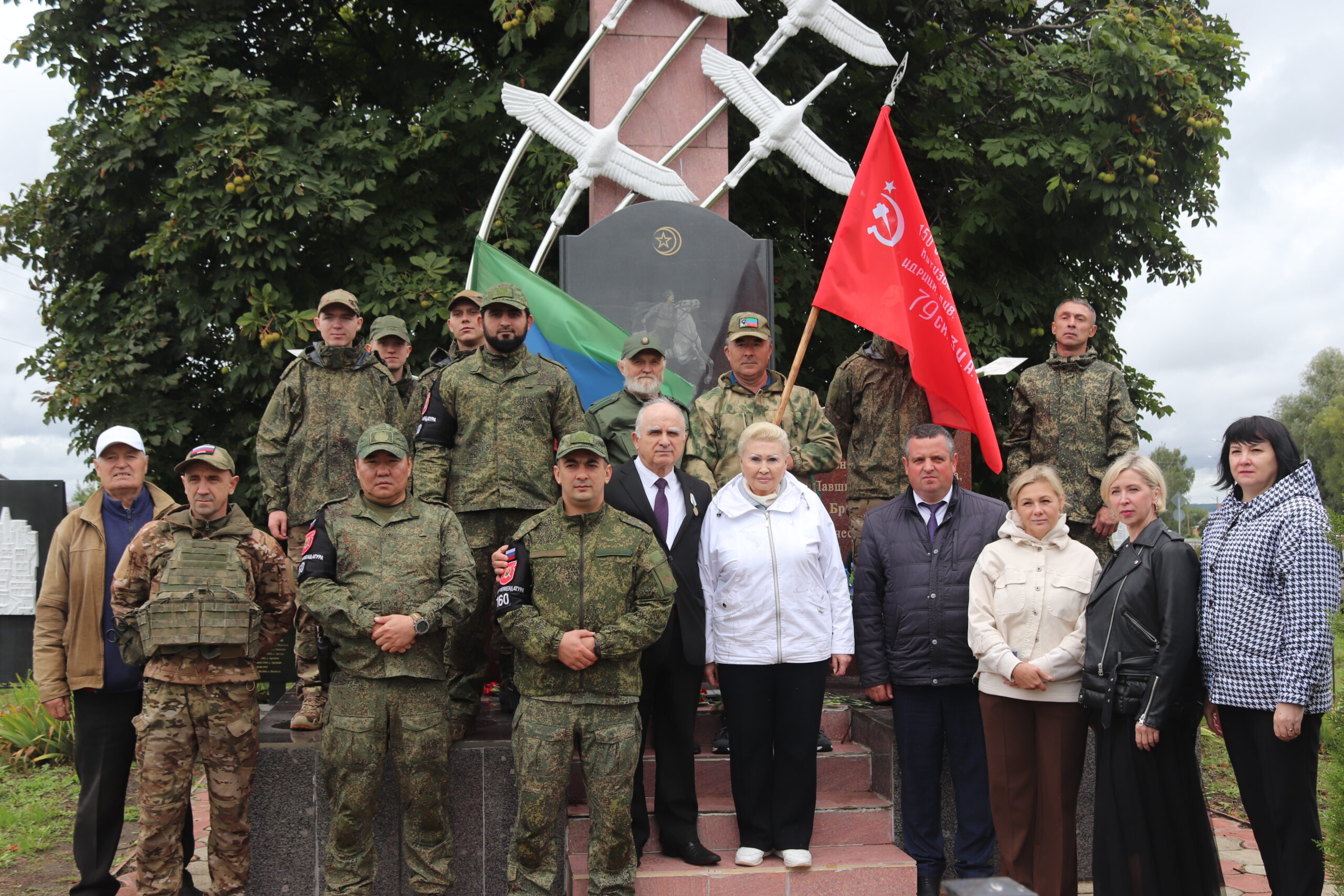 В День города Севска возложили цветы к подножию памятника «Журавли»