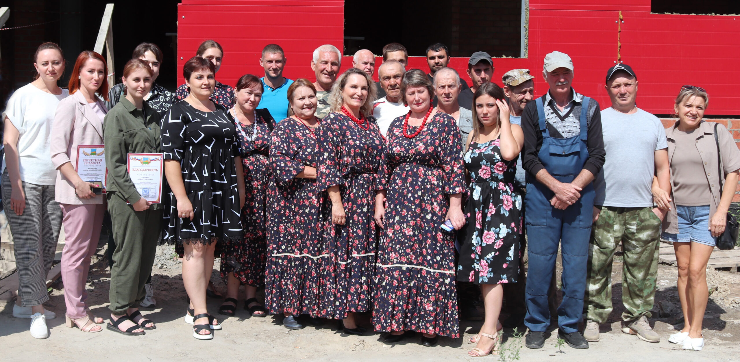 В Севске на стройплощадке СОКа состоялся праздничный концерт ко Дню строителя