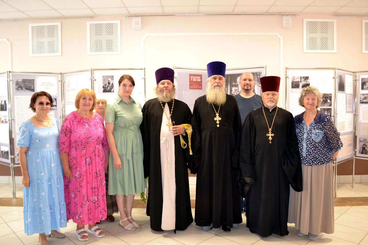 В культурно-досуговом центре Севского района состоялось открытие выставки, посвященной 100-летию со дня исповеднической кончины святителя Тихона