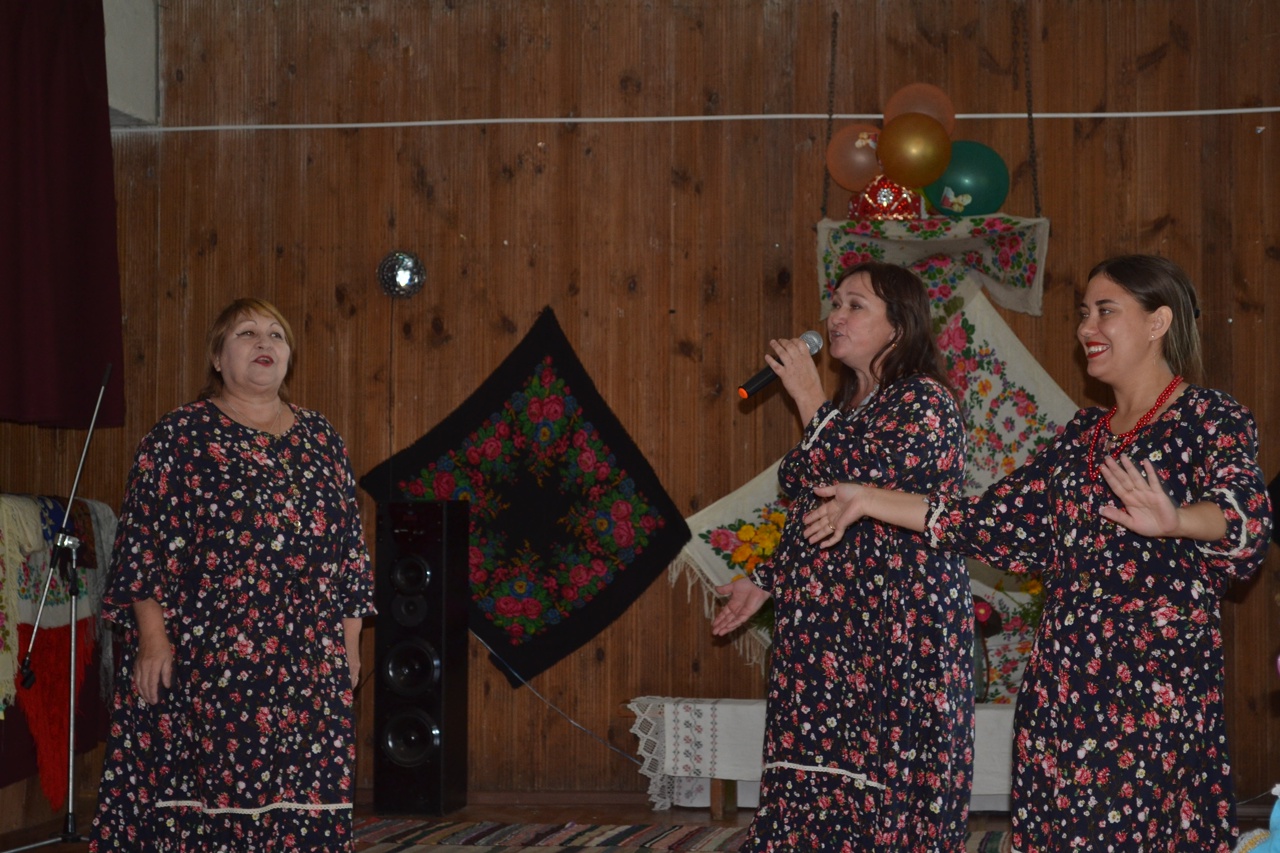 В Зареченском Доме культуры прошла концертная программа «Медовый спас нам веселья припас!»