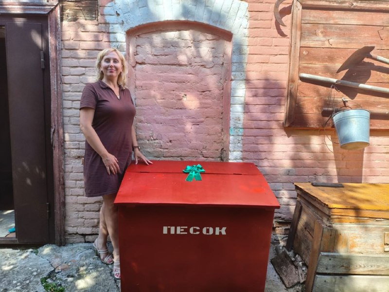 Почетные дарители Севского краеведческого музея вручили пожарный ящик