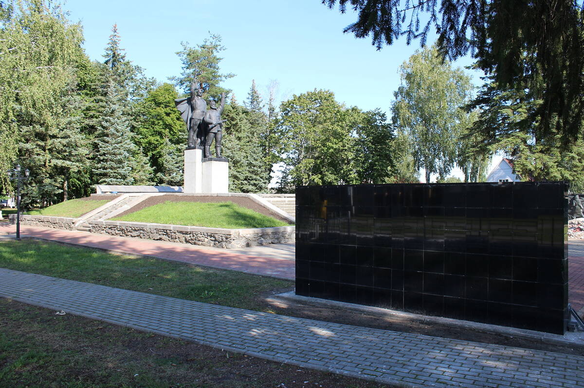 В Суземке продолжается благоустройство мемориального комплекса «Курган славы»