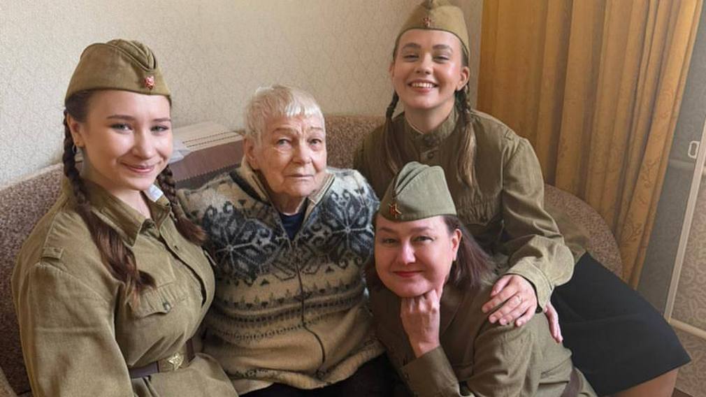 Актёры Брянского драмтеатра поздравили ветеранов