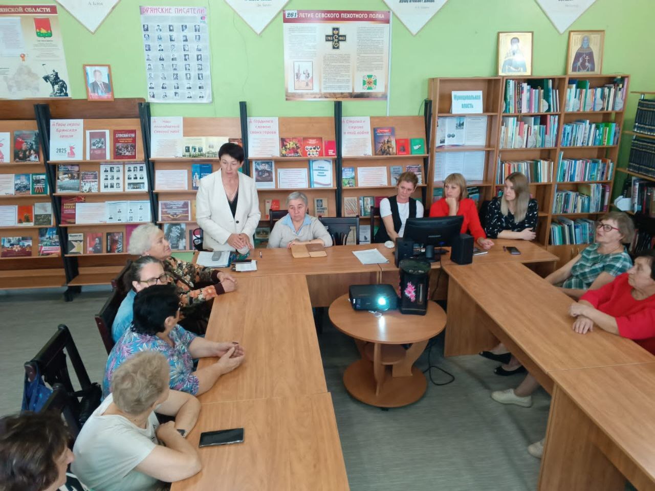 Специалисты центра занятости населения Севского района провели практическое занятие с гражданами пожилого возраста