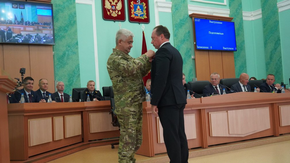 Александр Богомаз поздравил Сергея Антошина с высокой государственной наградой