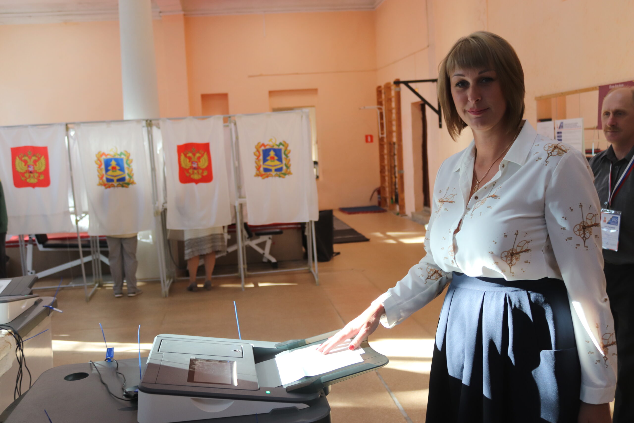 Руководитель ГКУ «ОСЗН Севского района» А.П. Домбровская проголосовала на выборах главы региона