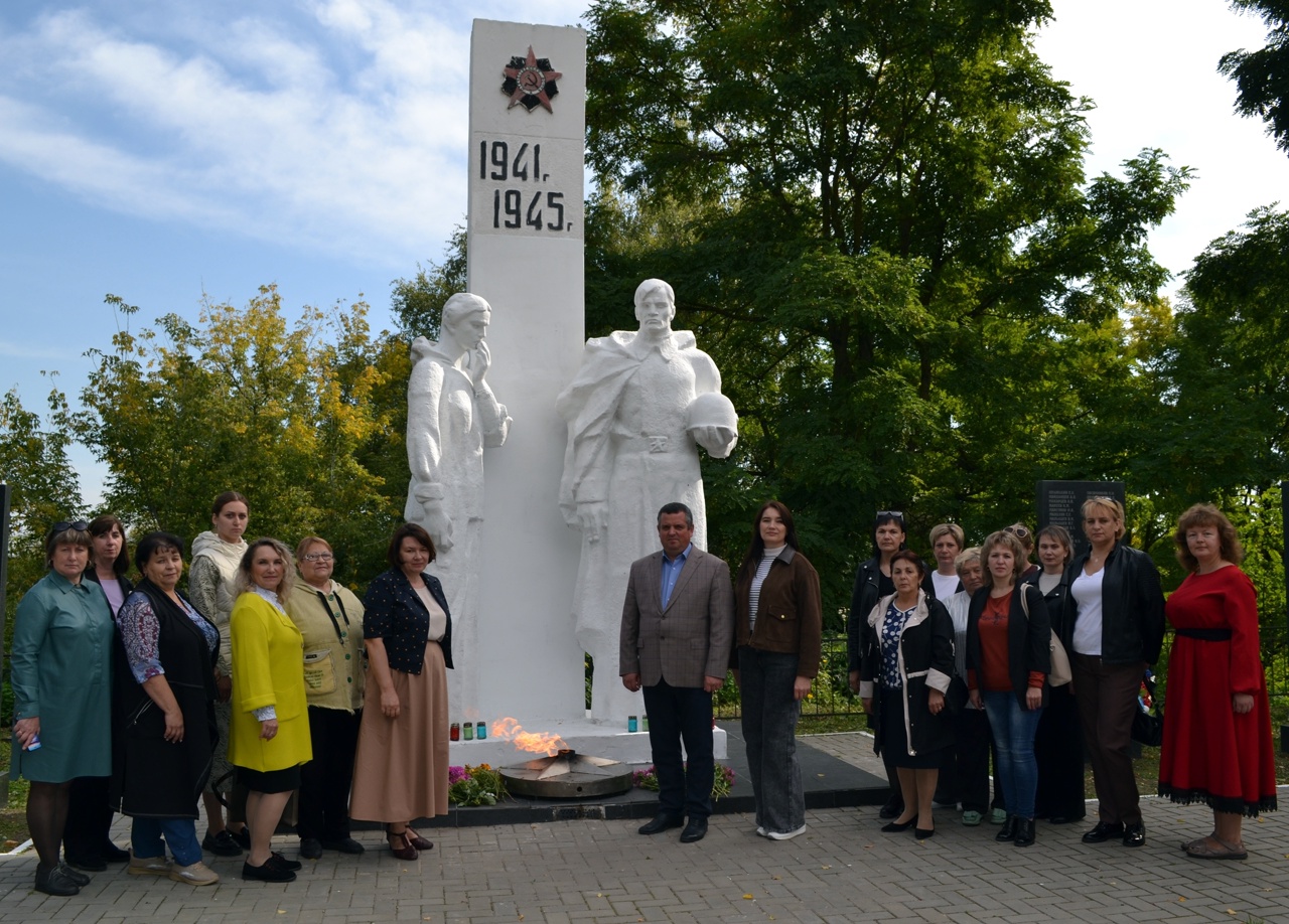 В Севске возложили цветы к воинскому мемориалу