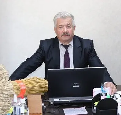 Начальник ГКУ Брянской области «Севское районное управление сельского хозяйства» Владимир Вячеславович Демков высказал свое мнение о службе по контракту в Вооруженных силах РФ