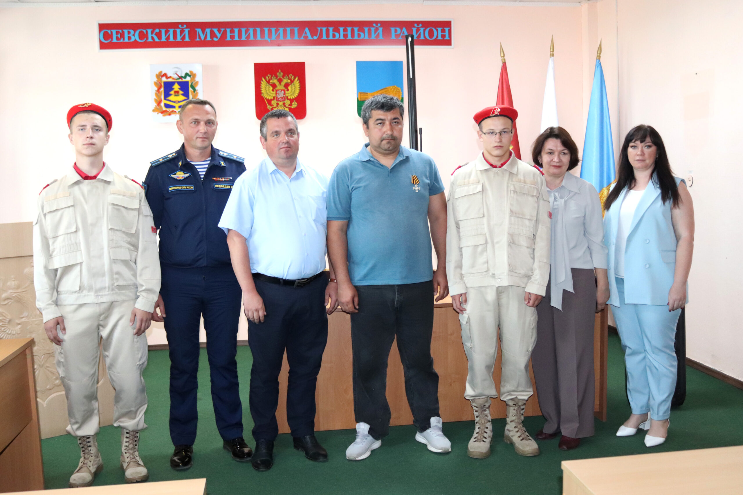 В администрации Севского района вручили Георгиевский крест участнику СВО И.Т. Ходжаеву