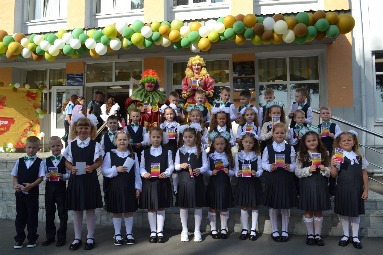 Первоклассников и выпускников МБОУ – СОШ №2 города Севска с началом учебного года поздравили клоуны Клёпа и Ириска