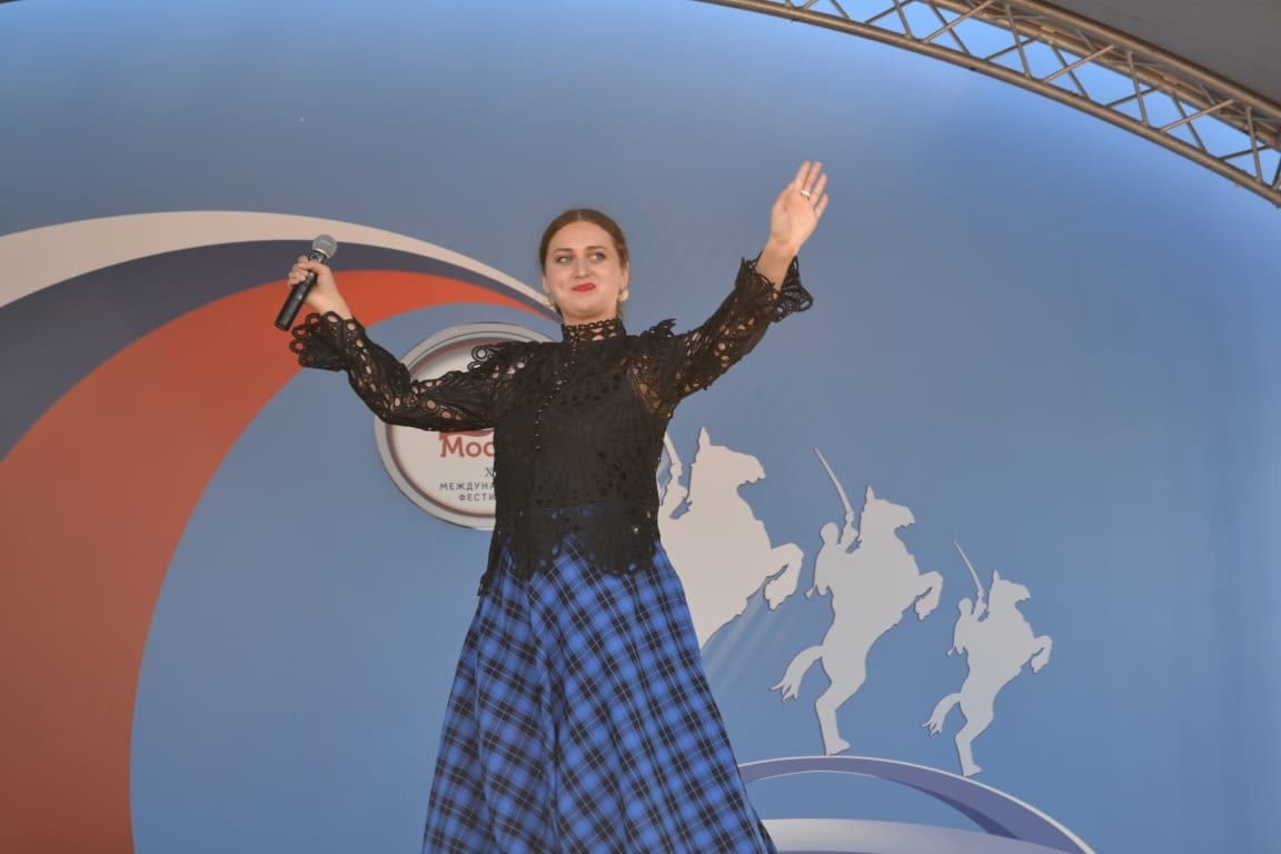 Севская красавица Елена Качурина стала победительницей Международного фестиваля «Казачья станица Москва»