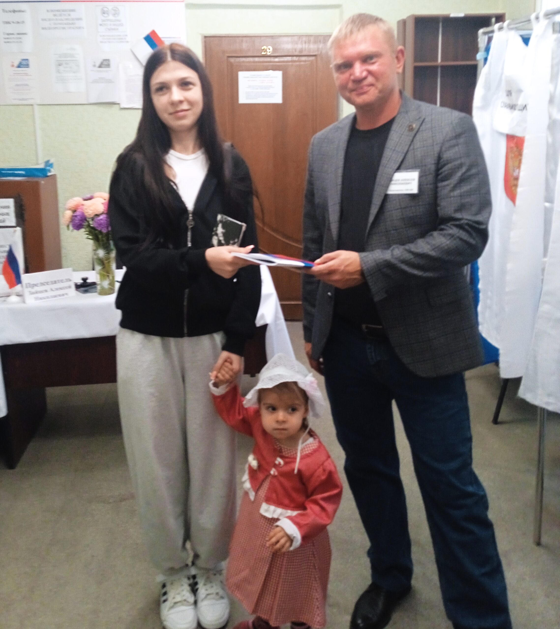 В Севске на избирательном участке впервые проголосовала студентка Надежда Хохлова