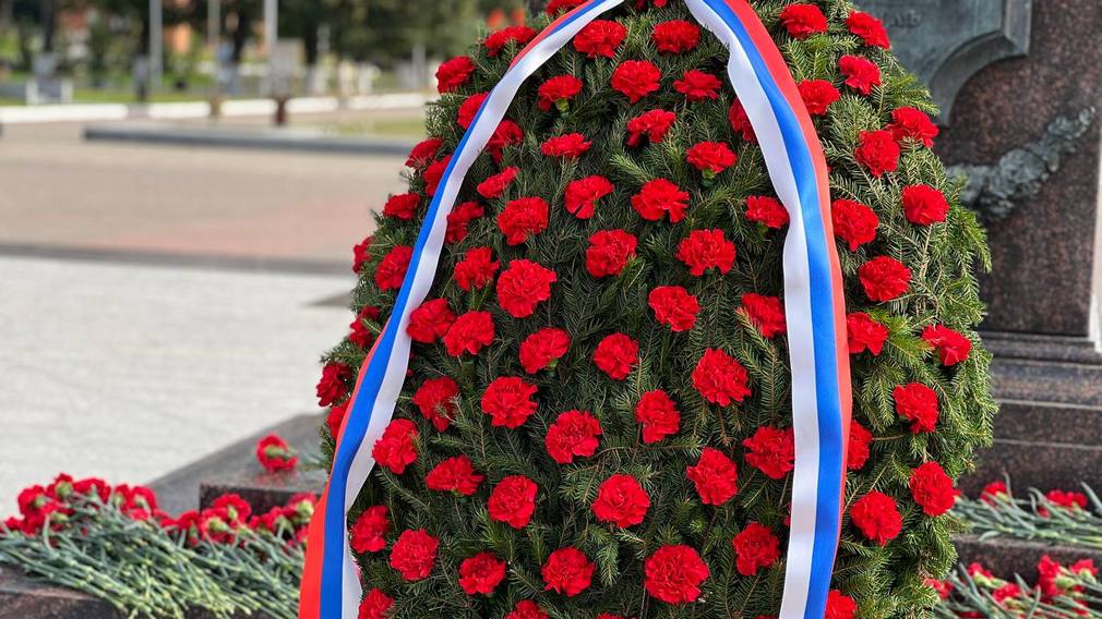 В день освобождения Брянска от немецко-фашистских захватчиков возложили цветы к стеле Воинской славы