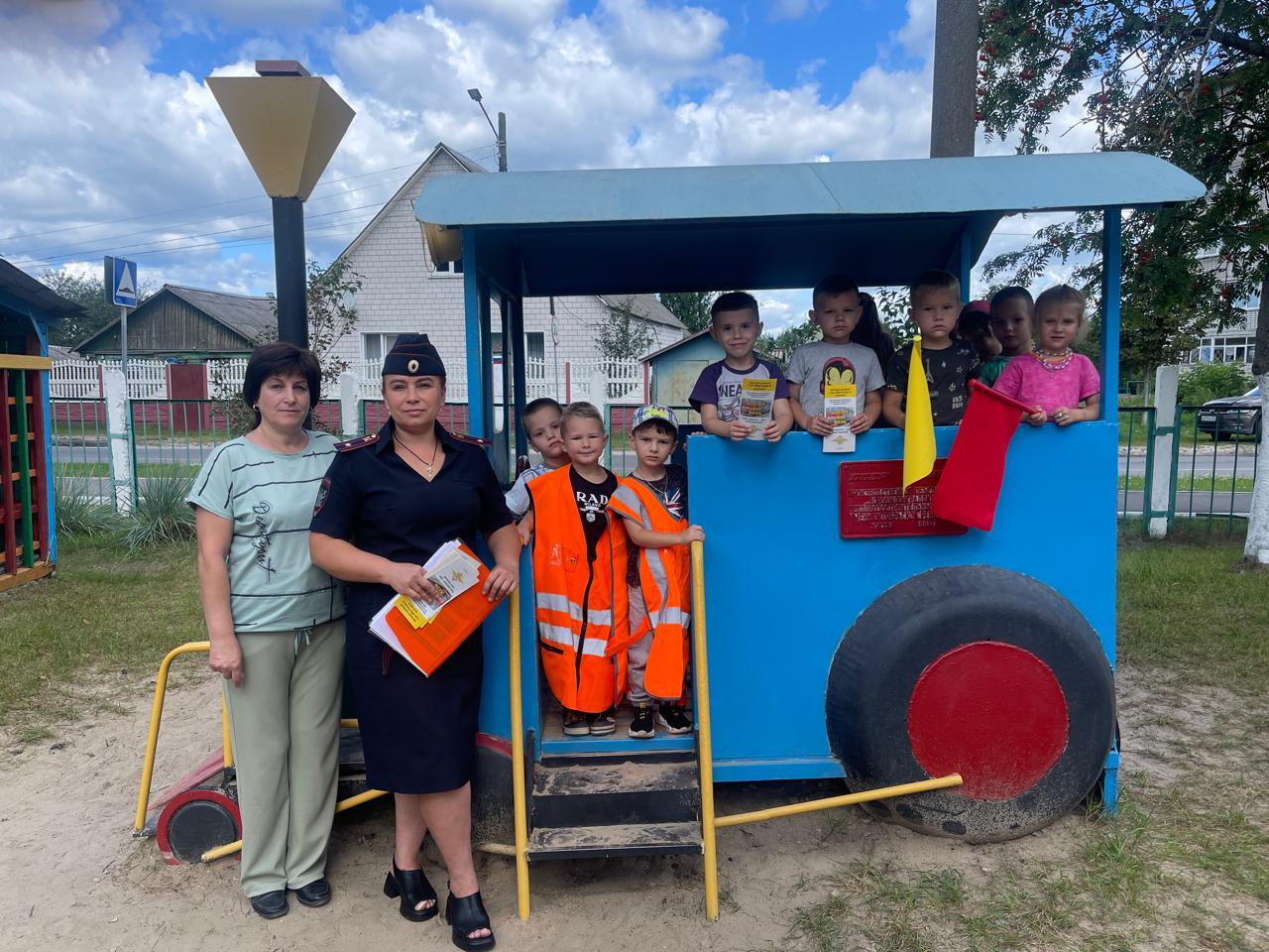 Транспортные полицейские Линейного отдела полиции на станции Унеча проводят лекции в дошкольных учреждениях и летних оздоровительных лагерях