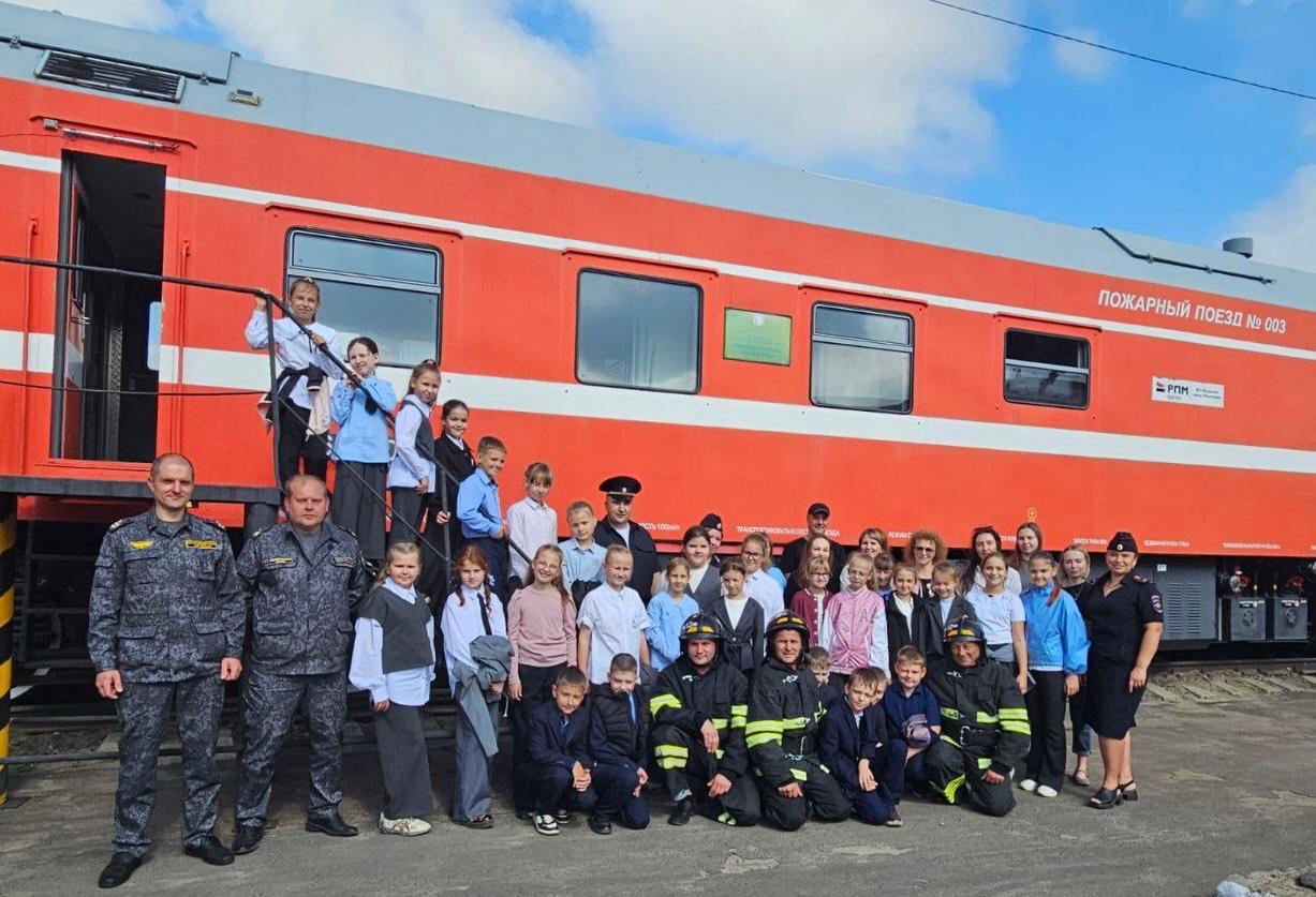 Сотрудники ЛОП на железнодорожной станции Унеча организовали для школьников экскурсию к Пожарному поезду