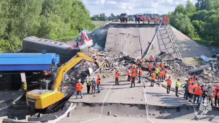 Александр Богомаз сообщил, когда восстановят рухнувший при ЧП мост в Брянской области