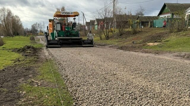 В селе Киваи Клинцовского района идет ремонт участка автомобильной дороги по улице Первомайская