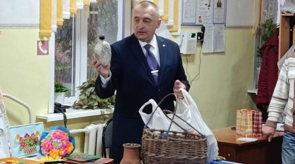 С. Бородин преподнес в дар музею Липницкой школы предметы солдатского быта