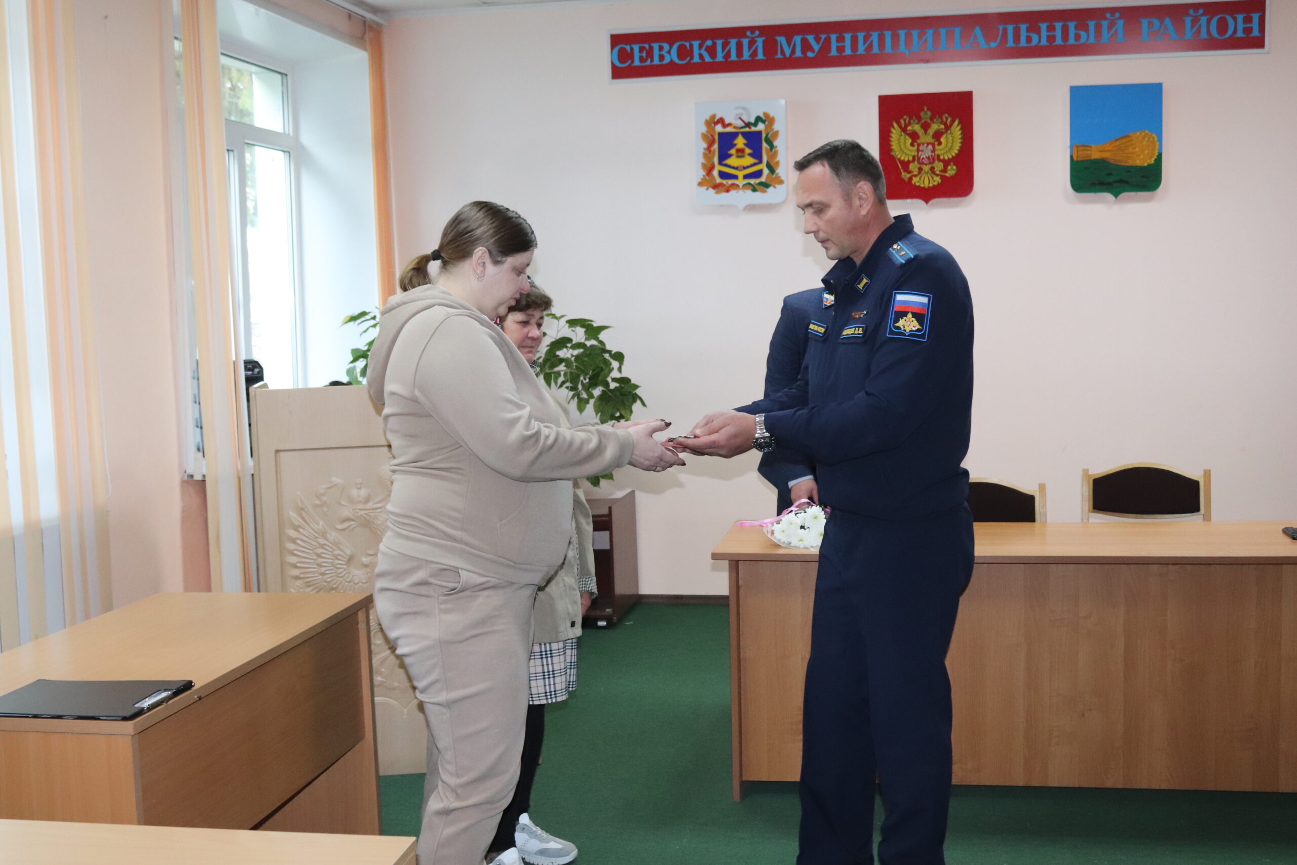 Родственникам военнослужащего Тимура Айвазова, погибшего в зоне СВО, вручен орден Мужества посмертно